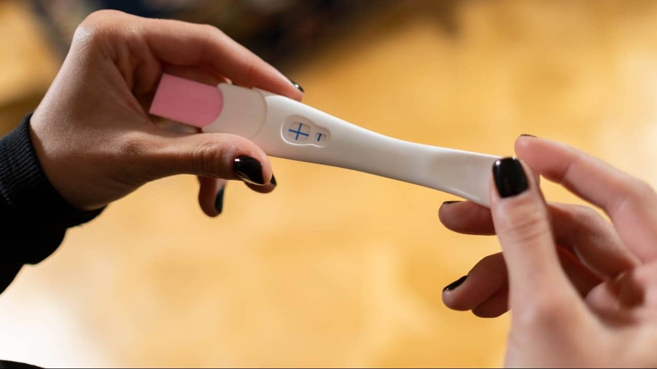 How to read a pregnancy test result? What does one line mean and what does two lines mean?