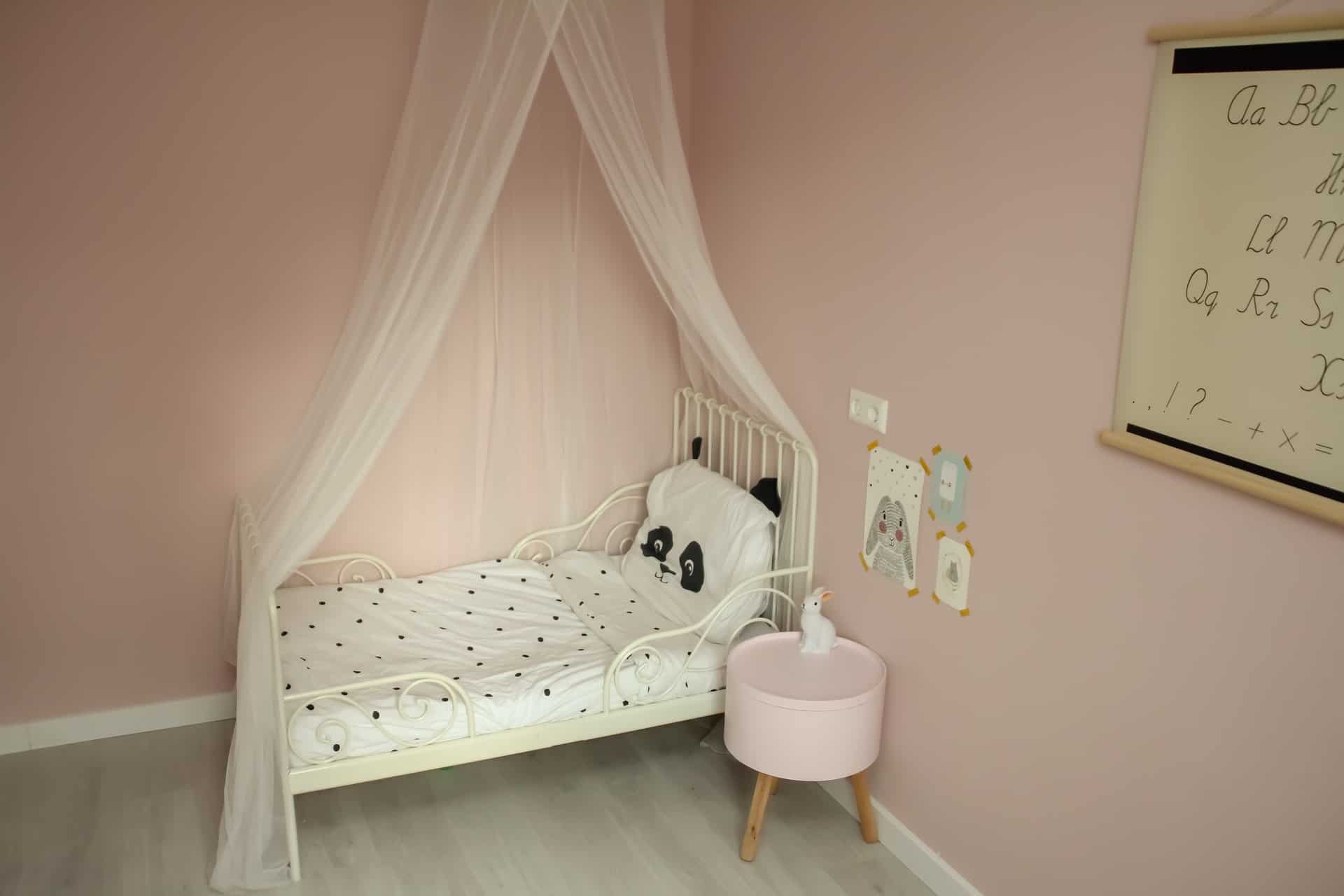 How to decorate a child’s room in a cozy way?